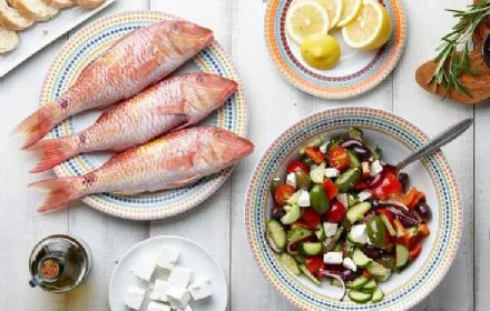 Mediterranean diet decreases risk of heart disease, early death in women, according to a news study 