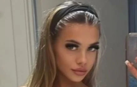  Woman had to quit McDonald's because she's  too pretty – customers flirted with her non-stop,her  manager hated attention I got