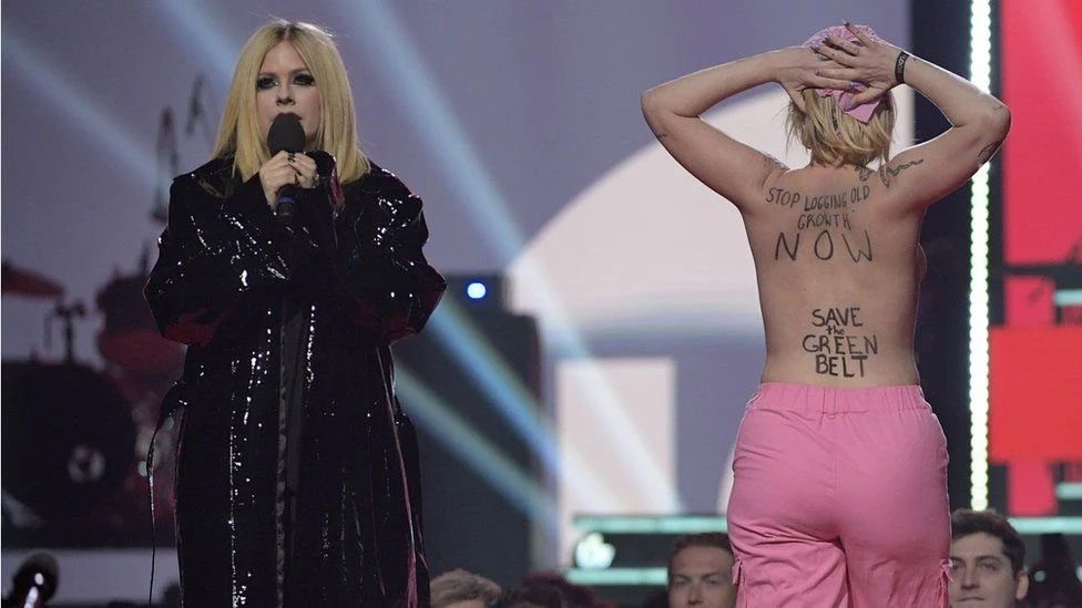 Avril Lavigne Tells Topless Streaker To ‘get The Fk Off Stage
